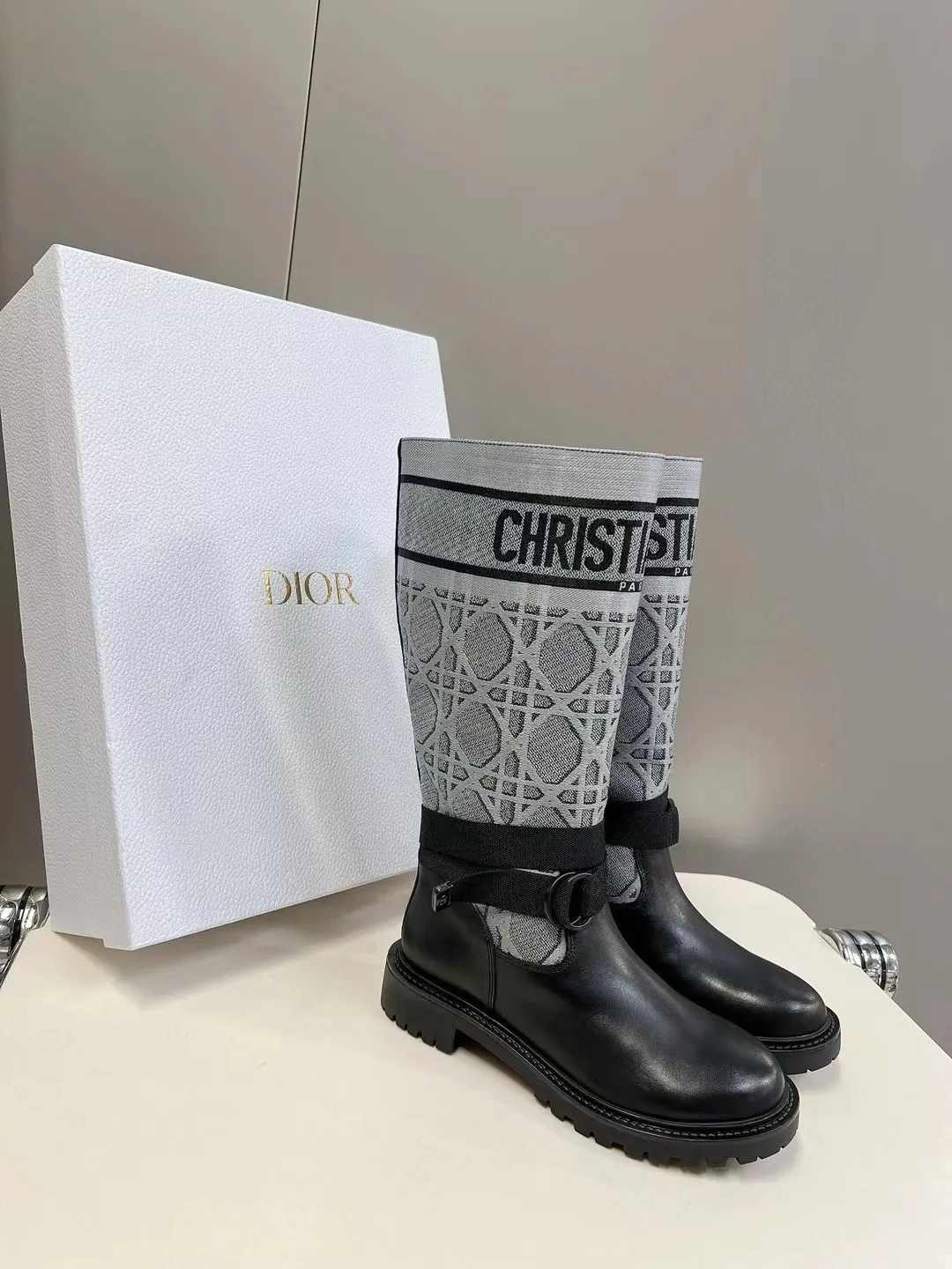 👟👟Ex-factory price 560👟👟 Dior color-blocking new boots for autumn and winter, the latest electric embroidery color-blocking letter logo for autumn and winter, round-toe high-top knight boots for women, Material: first-layer cowhide stitched with electric embroidery fabric, sheepskin lining for feet, original molded TPU outsole Size: 35-40 yards